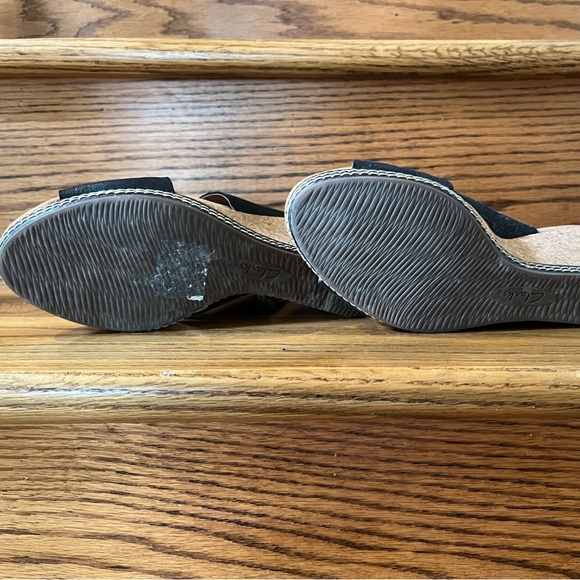 Clarks Black Suede Sandals Size 7 Wide - Picture 4 of 7